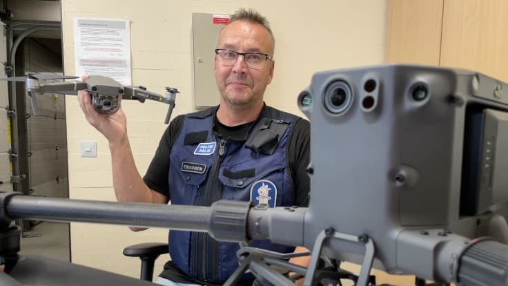 Vanhempi konstaapeli Riku Toivonen pitää kädessään poliisin dronea.