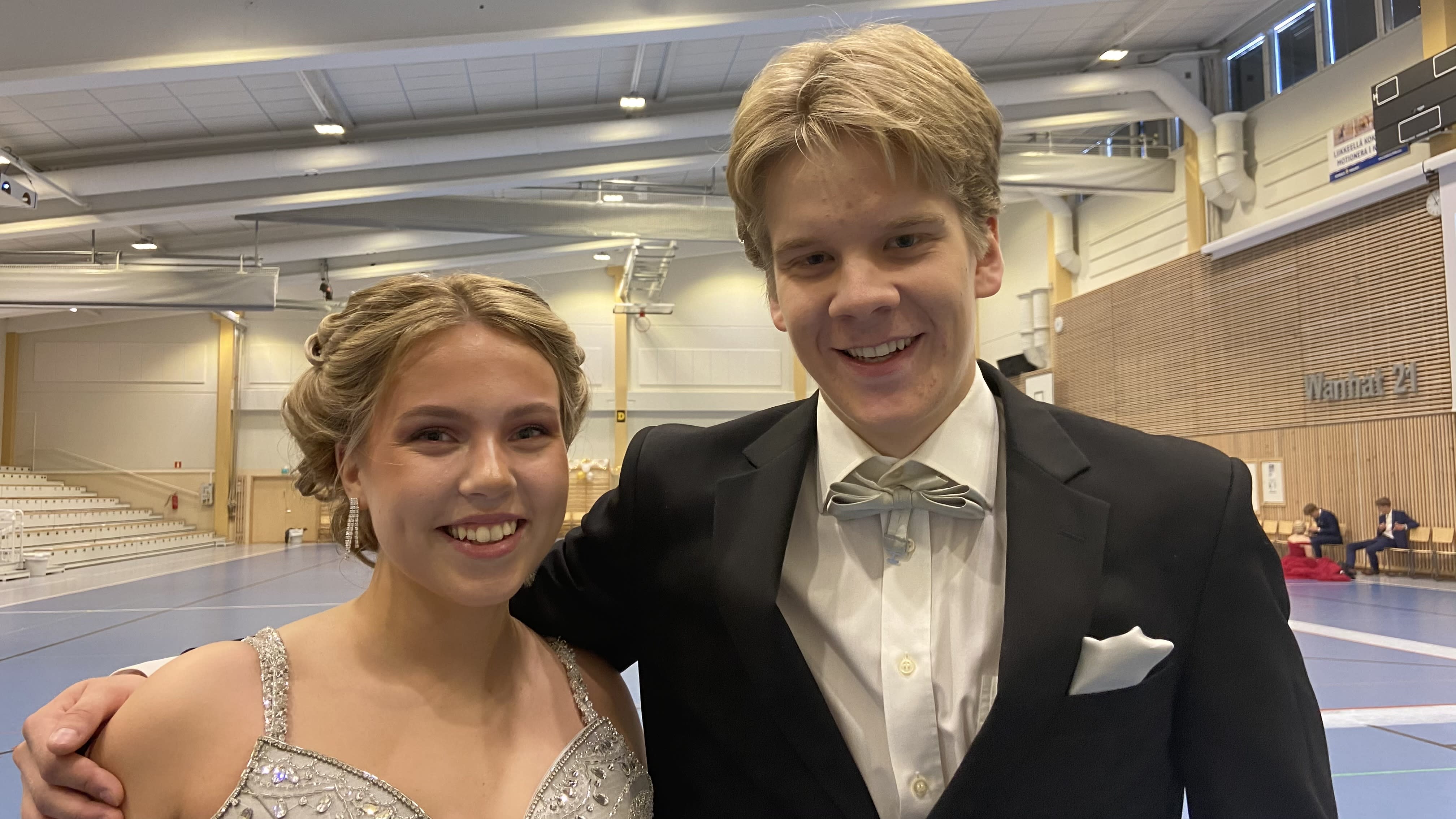 Sanni Laitalainen ja Elias Heikkinen pääsivät lopultakin tanssimaan "wanhoja" koulukavereidensa kanssa.
