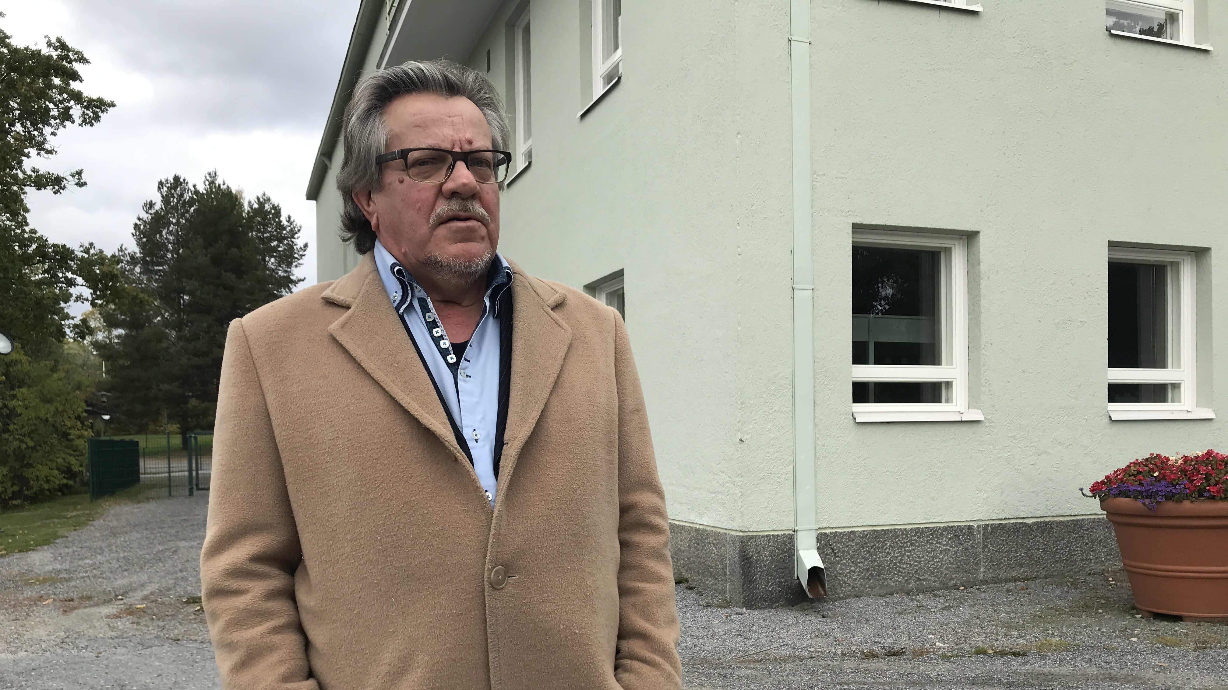 Hämeenkyrön Koskilinnan uusi omistaja, Rauno Hakala, seisoo rakennuksen edessä.
