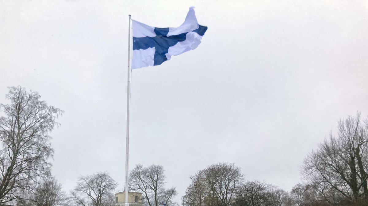 Itsenäisyyspäivän lipunnosto Helsingin Tähtitorninmäellä.