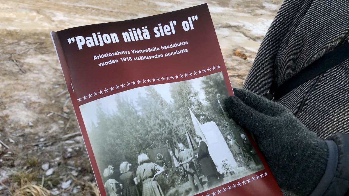 Suomen sisällissodasta Vierumäen taisteluista kertova kirja miehen kädessä