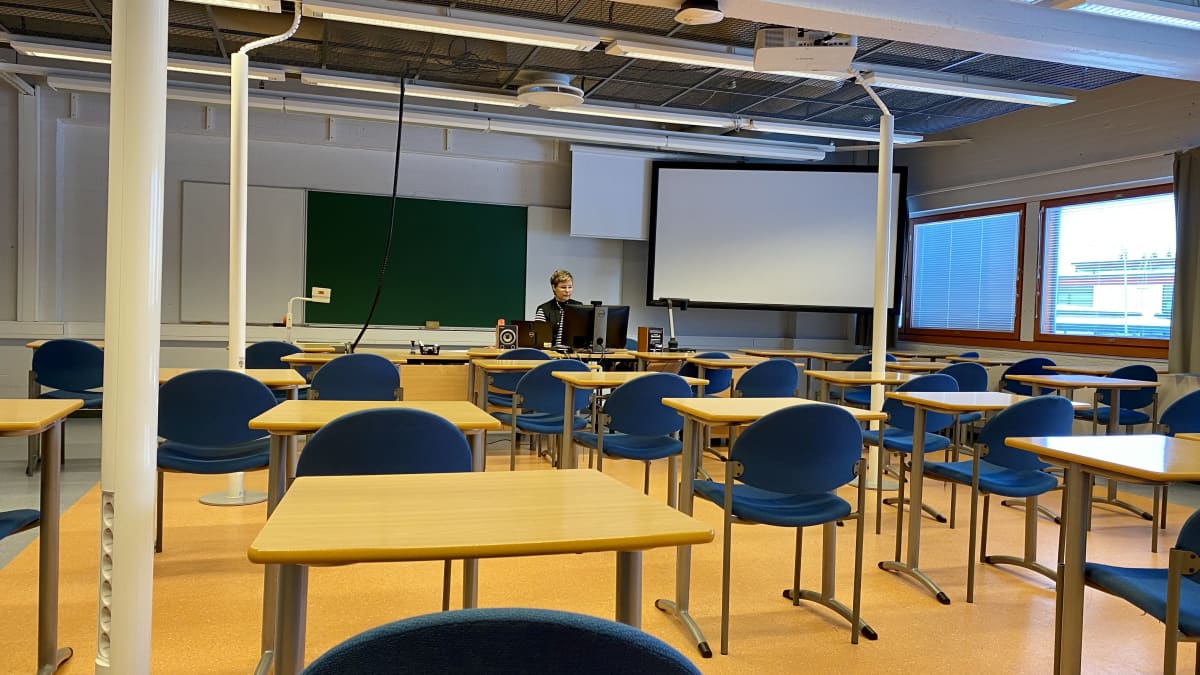 Tuntiopettaja Hanna Kempainen pitää oppituntia Kajaanin ammattikorkeakoulussa.