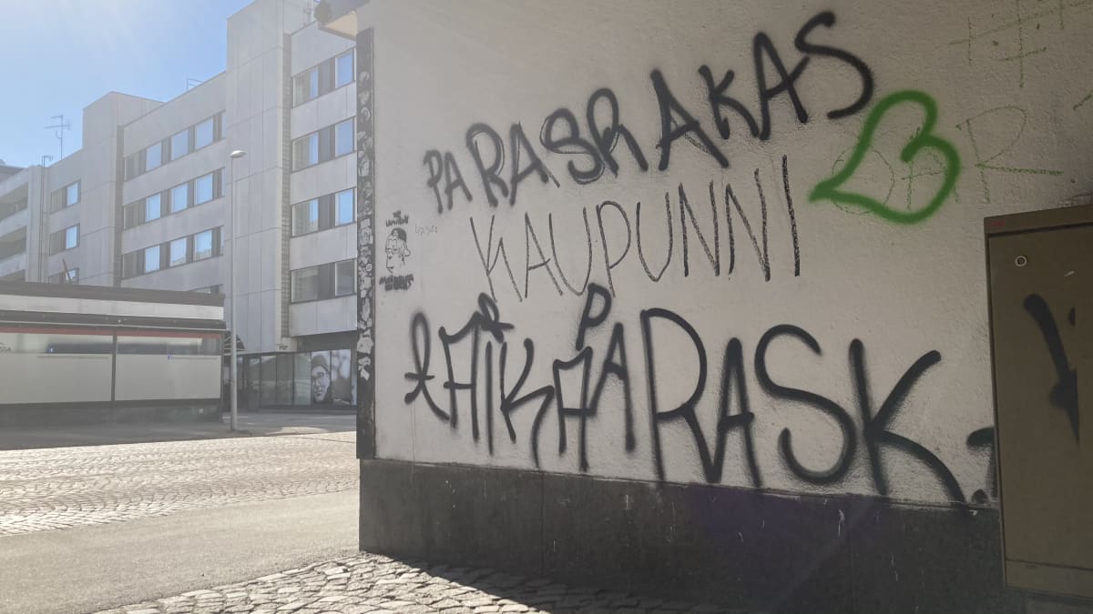 Paska kaupunni -seinäkirjoitus Oulun Uudellakadulla.