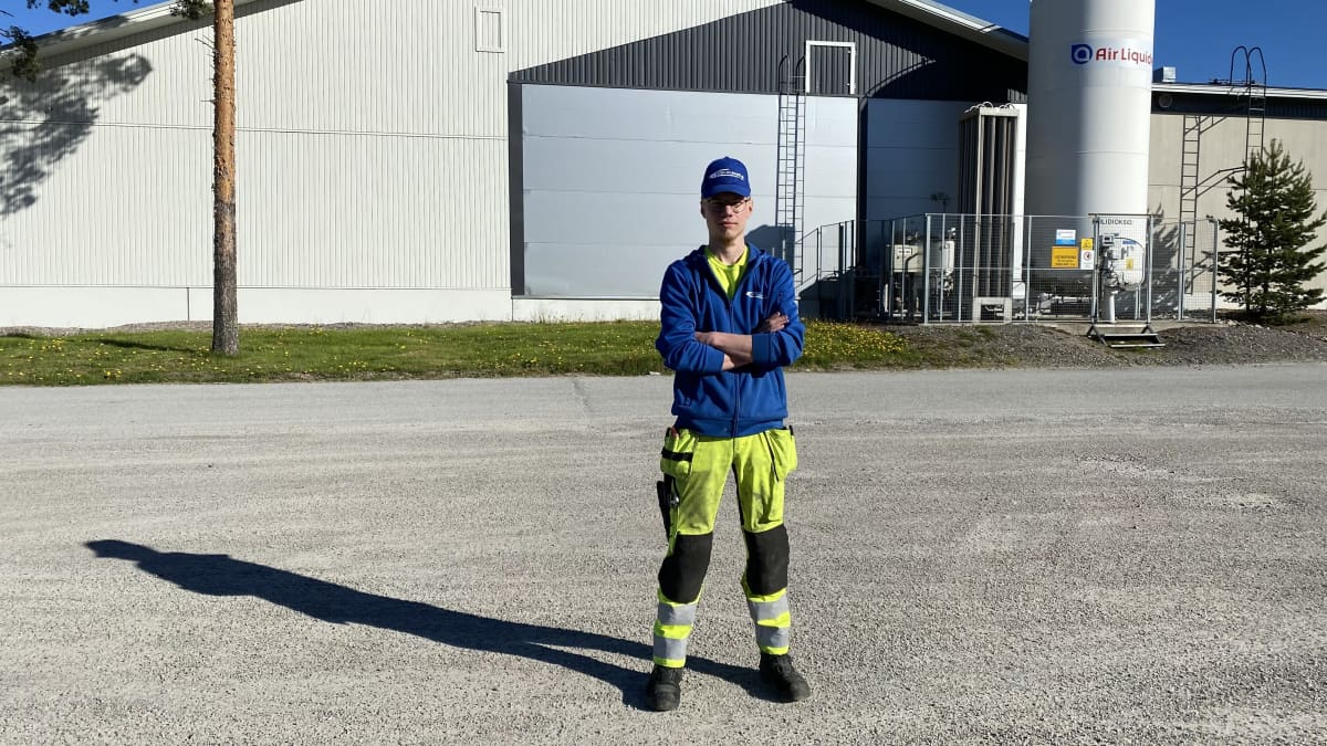 Roope Suojärvi seisoo työvaatteissa työpaikan pihalla