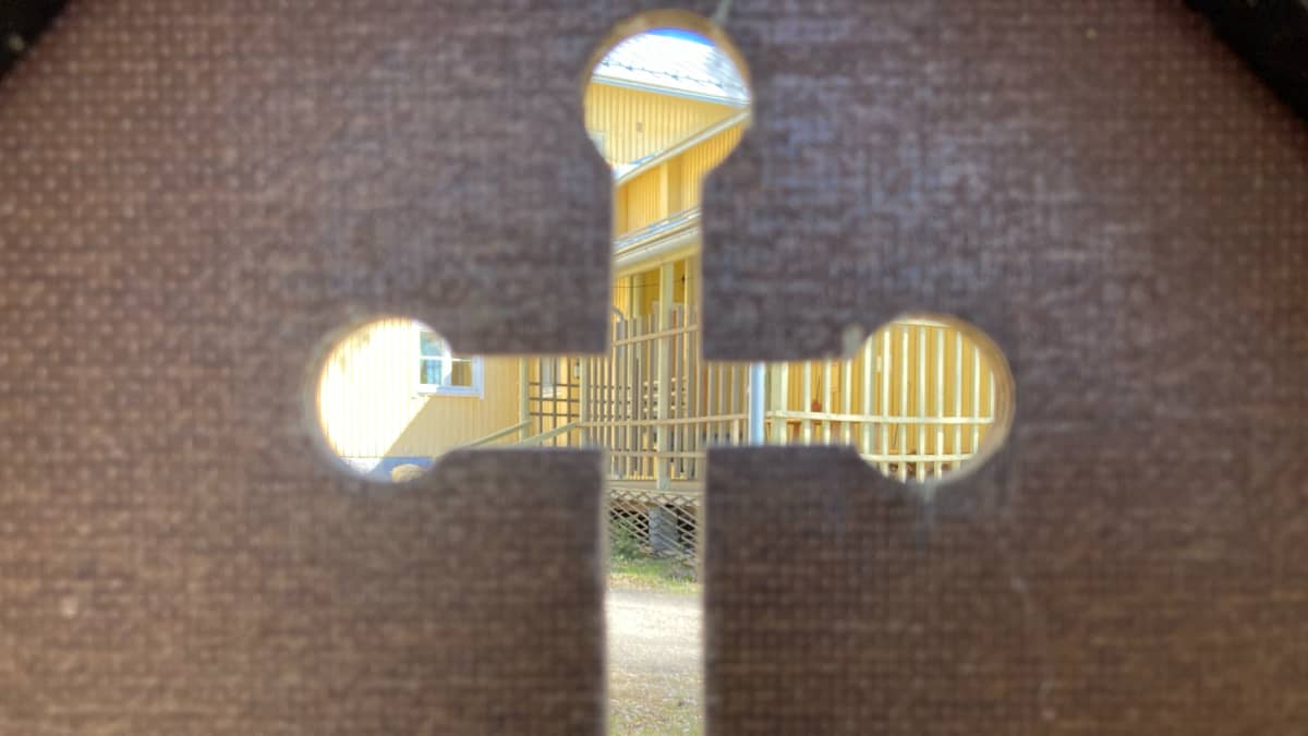 Ristin muotoisesta aukosta näkymä Enonkosken luostariin, Ihamaniemen kouluun