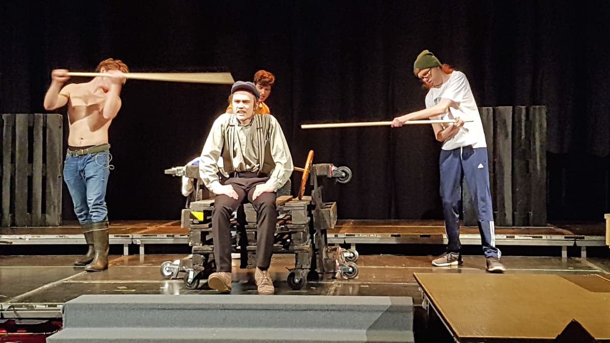 Lappeenrannan lukio teatteri harjoittelee Häräntappoase -näytelmää