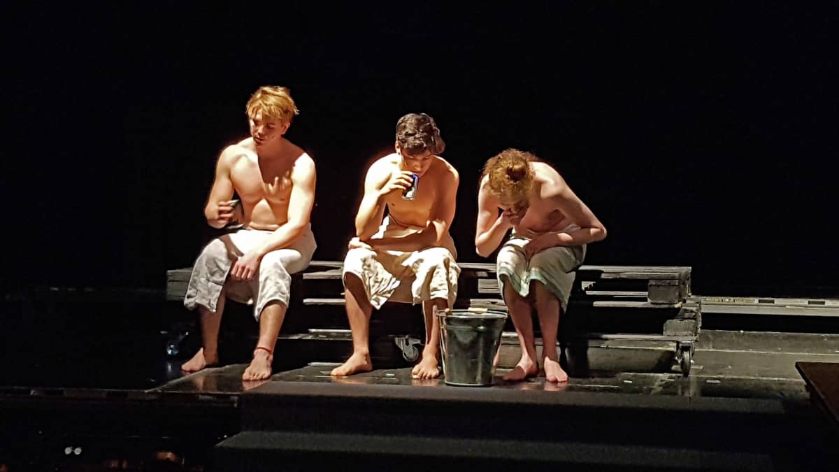 Lappeenrannan lukio teatteri harjoittelee Häräntappoase -näytelmää