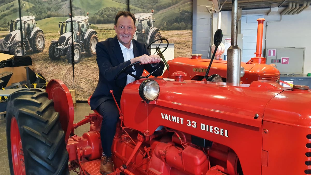 Valtran myynti- ja markkinointijohtaja Mikko Lehikoinen vanhan Valmet 33 traktorin ohjaimissa.