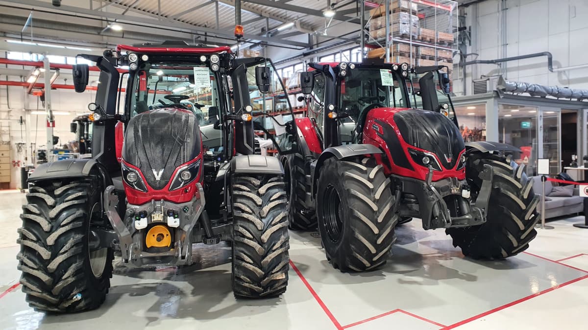 Kaksi traktoria hallissa Valtran Suolahden tehtaalla