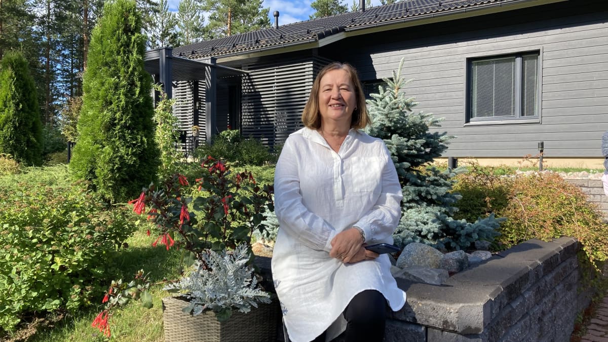 Kirkkoherra Helena Castrén henkilökuvassa. 