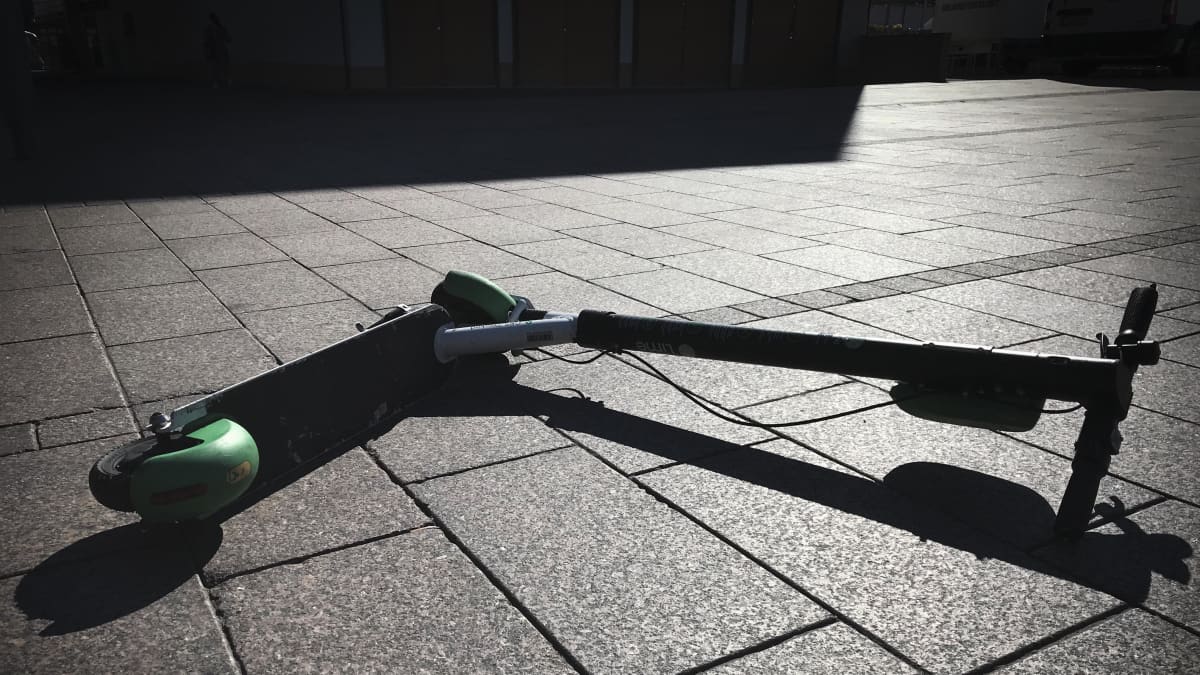 Sähköpotkulauta katukivetyksellä Narinkkatorilla Helsingissä heinäkuisena aamupäivänä.