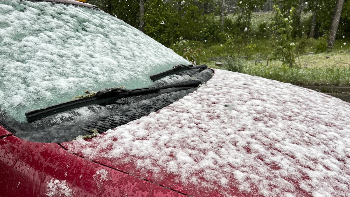 Lunta auton tuulilasilla kesäkuussa Lappeenrannassa.