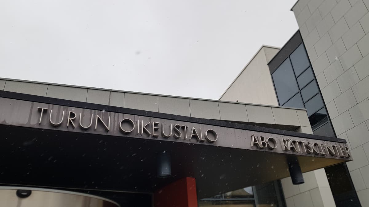 Teksti Turun Oikeustalo Åbo Rättscenter  Varsinais-Suomen käräjäoikeuden oven yläpuolella. 