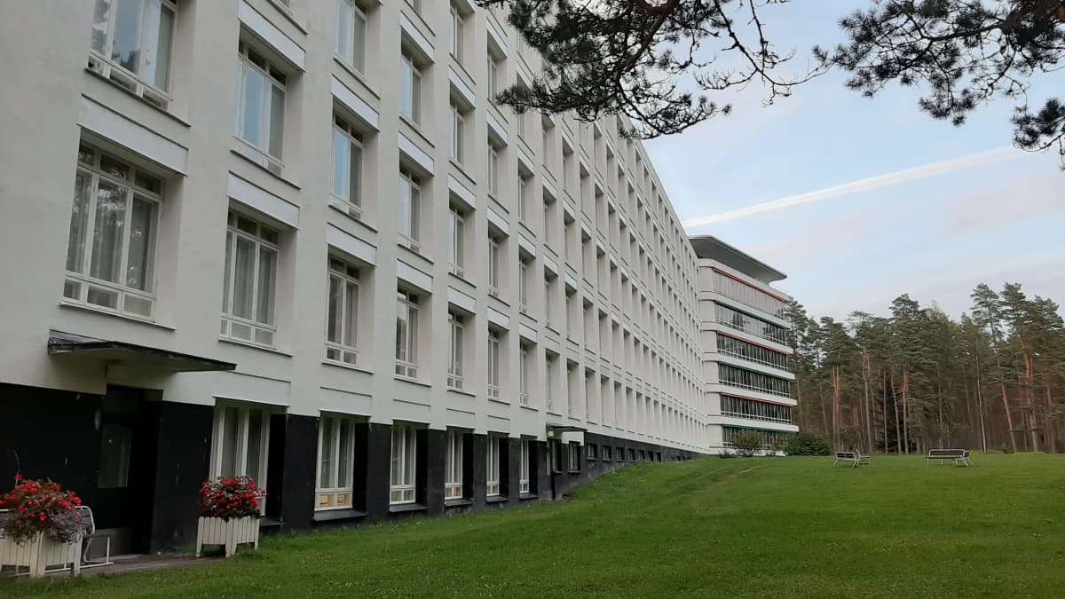 Ena flygeln på Pemar sanatorium, med gräsmattor, en vit fasad och fönster till patientrummen.