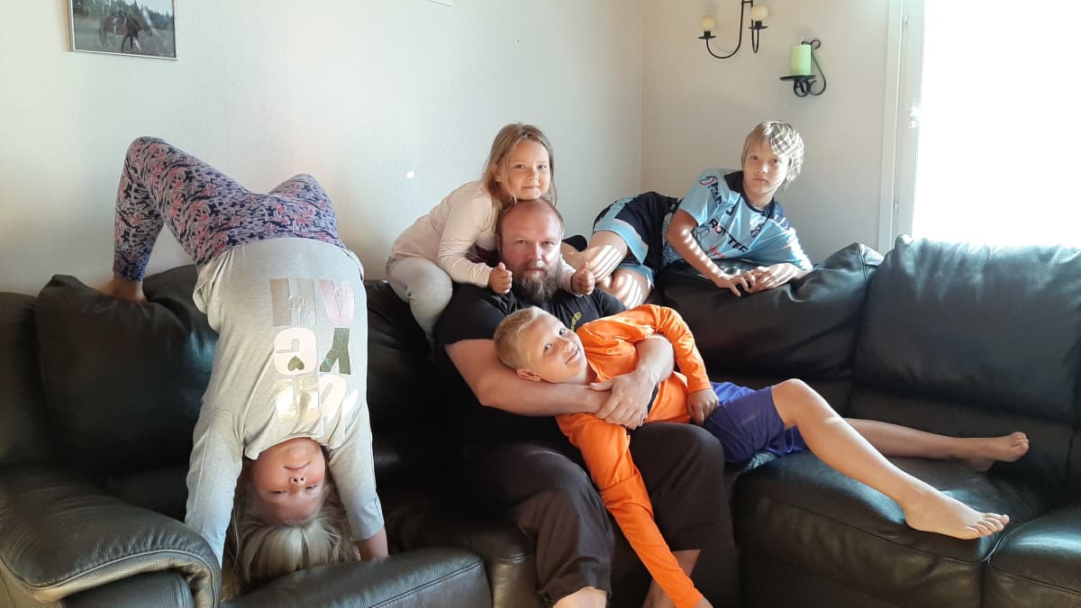 Lyytikäisen perhe sohvalla