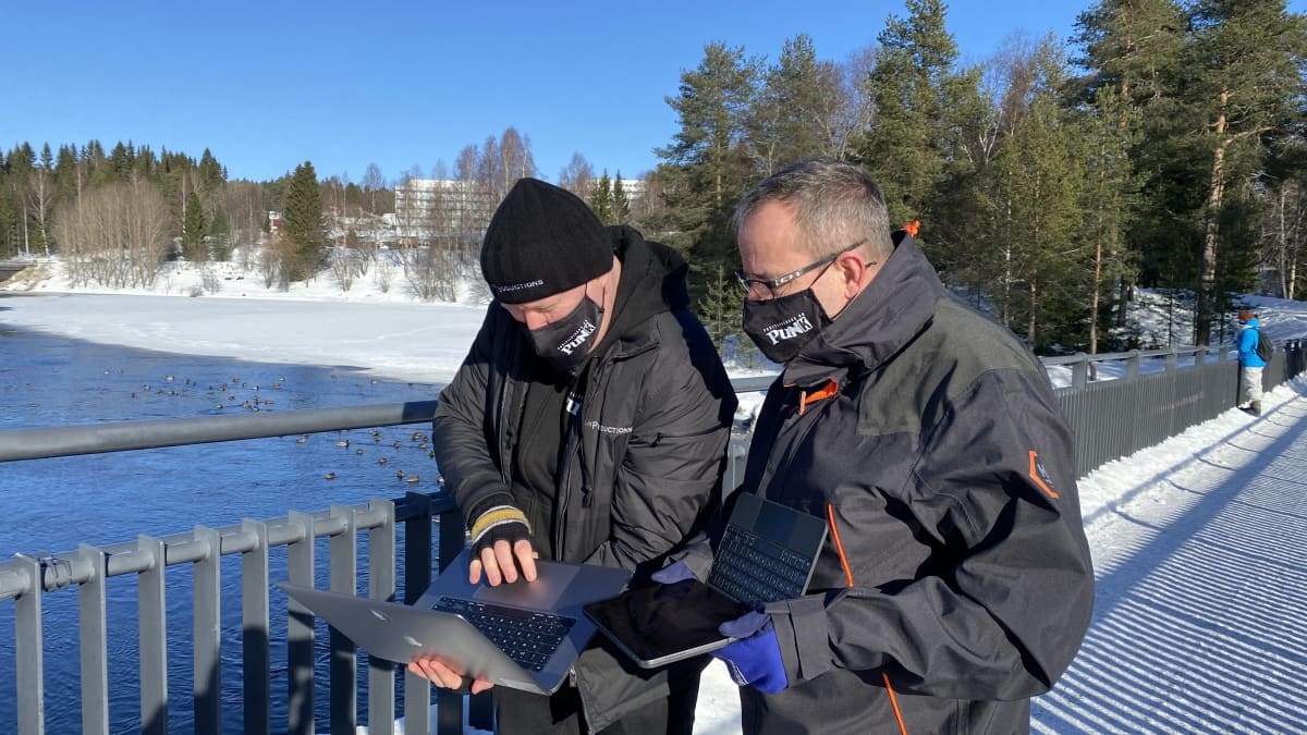 Projektipäällikkö Marko Karvonen ja kuvaaja Ilkka Mukkala tutkimassa kuvapankin kuvia Kajaanissa.