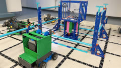 Koulun robotiikkaluokka, jossa elementtejä, joista voi rakentaa robotiikkaa.