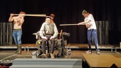 Lappeenrannan lukio teatteri harjoittelee Häräntappoase -näytelmää