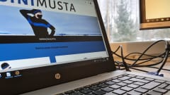 Sinimusta-verkkokauppa myy nimensä mukaisesti sinimustia vaatteita.