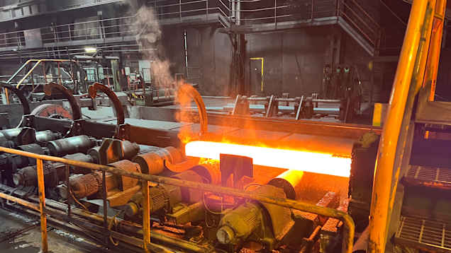 Glödande stålbalk i stålfabriken i Imatra.