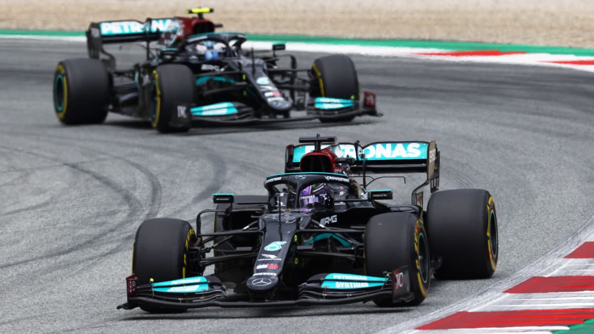 Lewis Hamilton ja Valtteri Bottas Itävallan osakilpailussa.