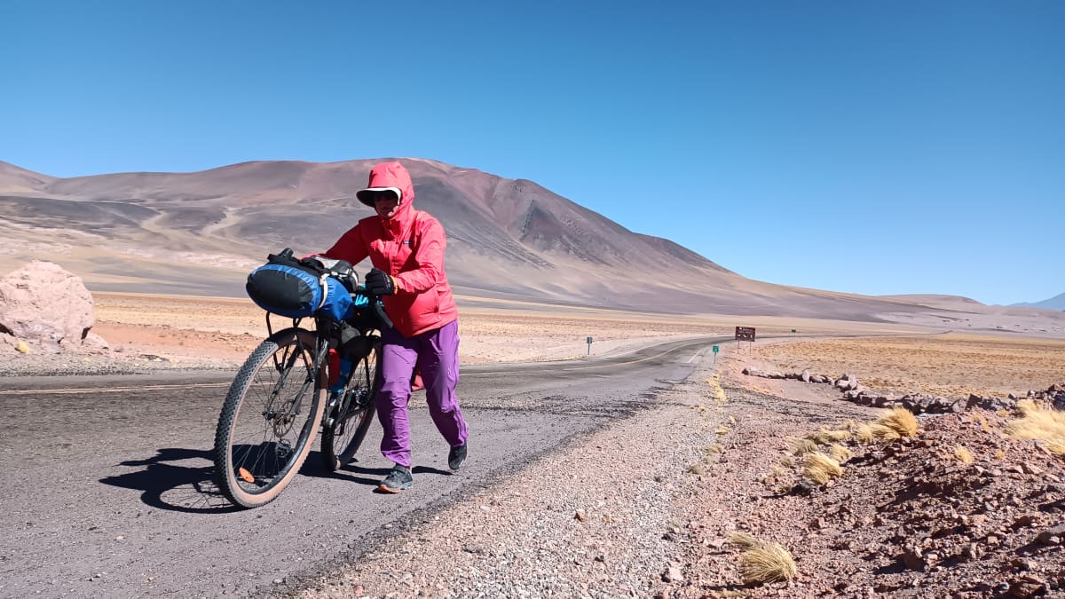Tuija Kauppinen työntää polkupyörää Atacaman autiomaassa Etelä-Amerikassa.