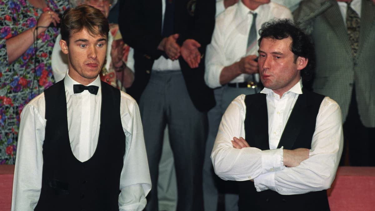 Viimeistä kertaa White (oik.) esiintyi finaalissa vuonna 1994, jolloin Stephen Hendry (vas.) oli parempi erin 18–17.