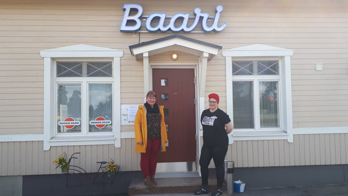 Yrittäjät Tiia Nikupeteri ja Teija-Liisa Paananen seisovat Unionin baarin ovella