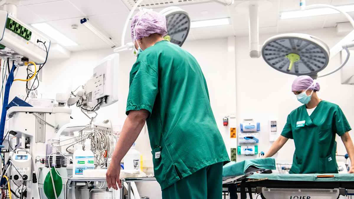 Carita Vuorenpää ja Lotta Lantto leikkausalihoitajat Jorvin sairaalan Anestesia- ja leikkausosasto K:n leikkaussalissa.