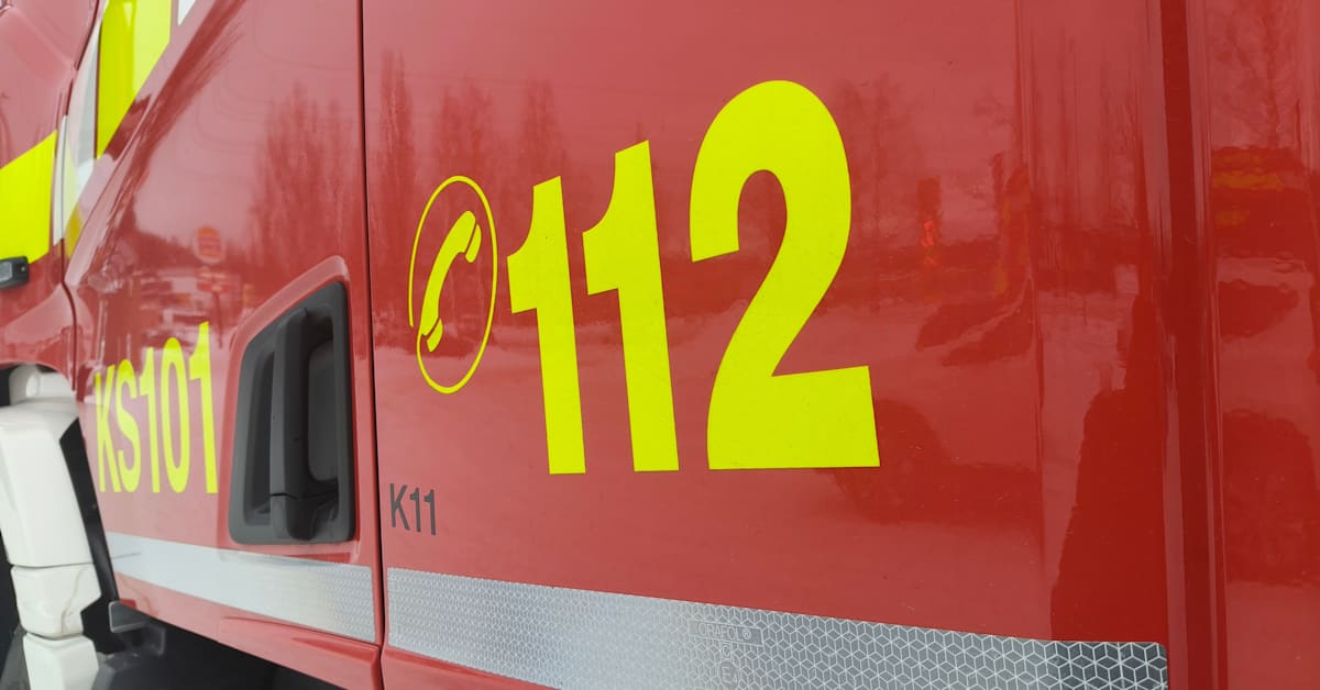 Työkoneita tuhoutui Laukaassa kierrätyspuukasan palossa – voimakasta savua ilmassa