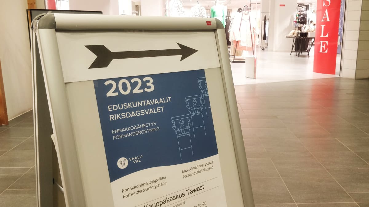 Eduskuntavaalien ennakkoäänetyksestä kertova kyltti Jyväskylässä kauppakeskus Tawastin käytävällä.