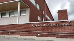 Äänekosken terveyskeskuksen punatiilinen rakennus.