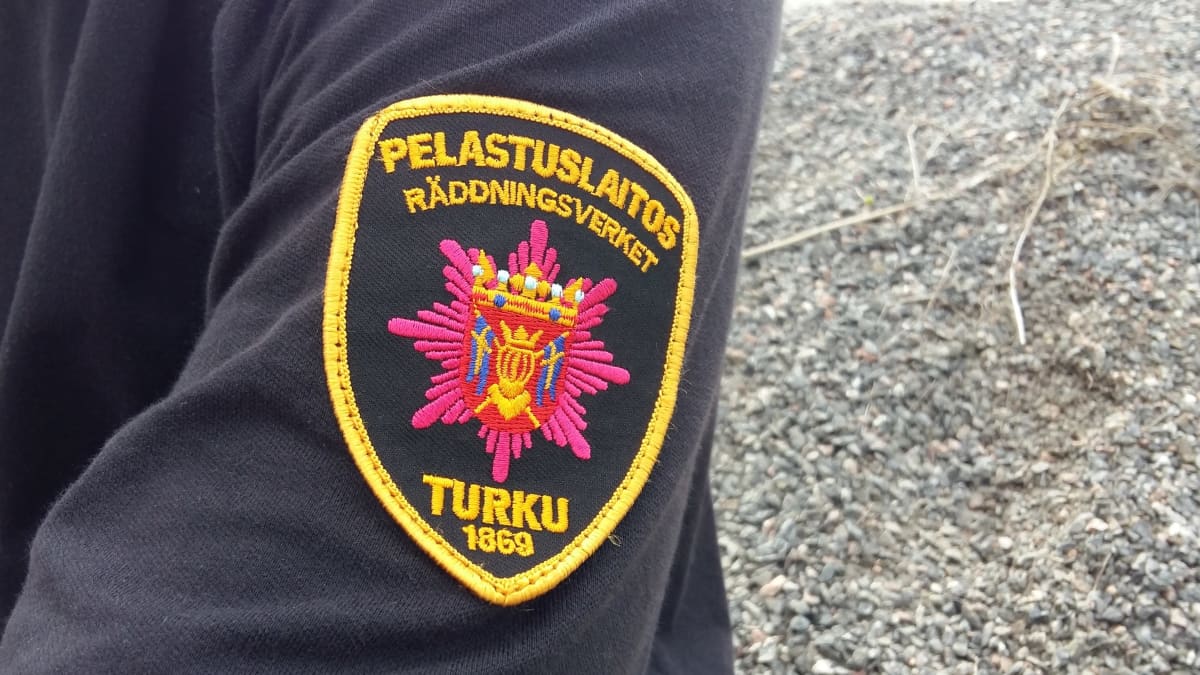 Pelastajan paidan hiha, jossa Varsinais-Suomen pelastuslaitoksen merkki.