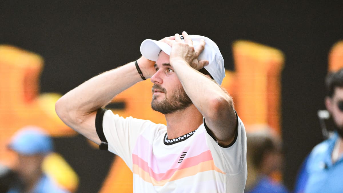 Tommy Paul jyhlii voittoa tenniskentällä.