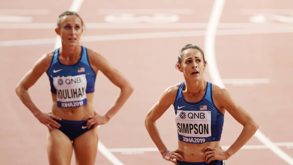  Shelby Houlihan (vasemmalla) Dohan MM-kisoissa 2019    