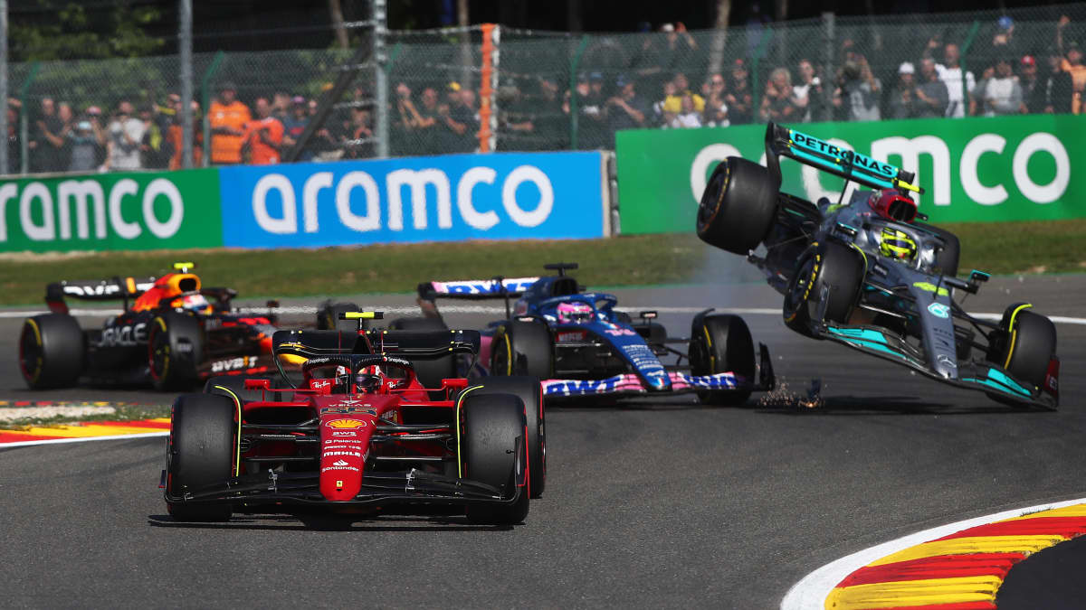 Lewis Hamilton lähti liitoon, kun hän ajoi Fernando Alonson renkaan yli. 