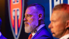 Rikard Grönborg on kuvattu sivusta. Taustalla näkyy ihmisten kasvoja ja Tapparan sinioranssi logo.