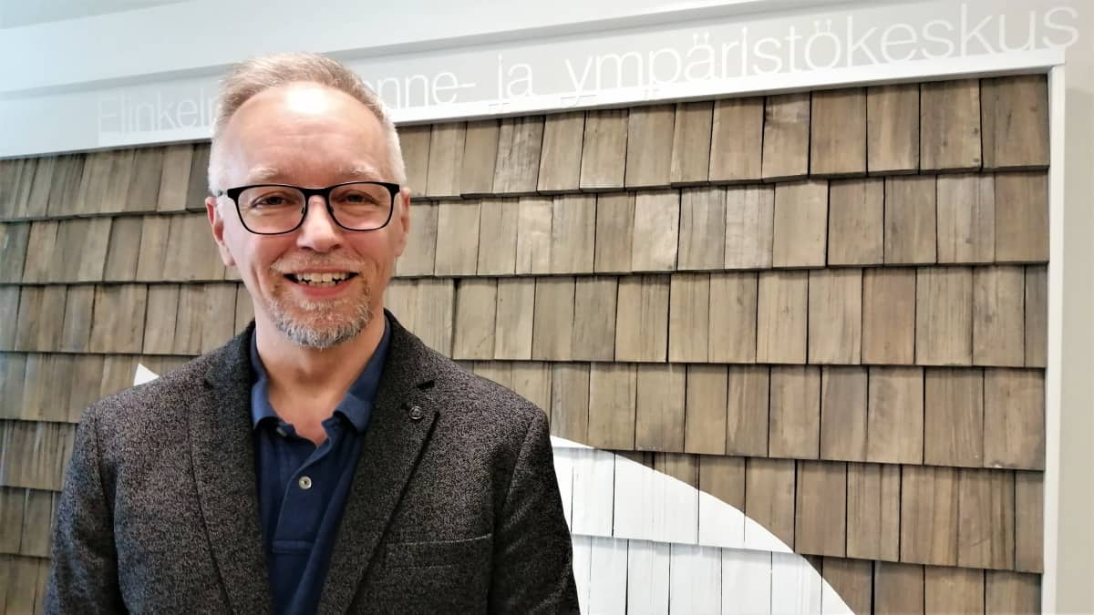Pohjanmaan Ely-keskuksen ylijohtaja Timo Saari kuvattu Virastotalon tiloissa.