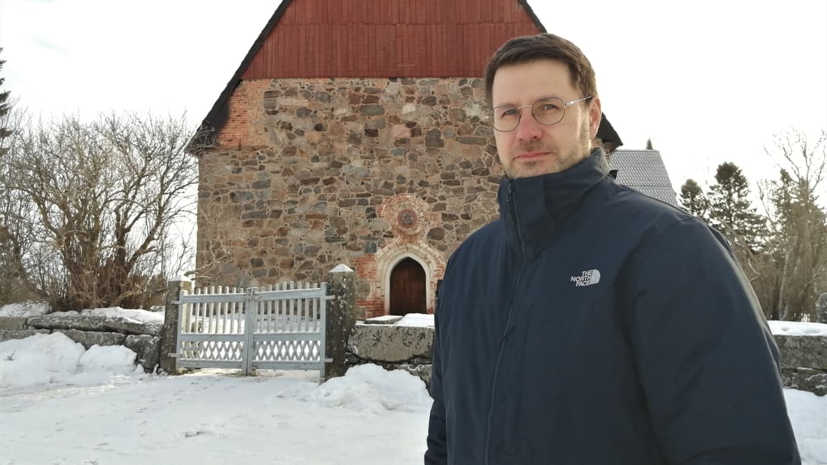 Isonkyrön seurakunnan talousjohtaja Antti Viita seisoo vanhan kirkon pääportin ulkopuolella.