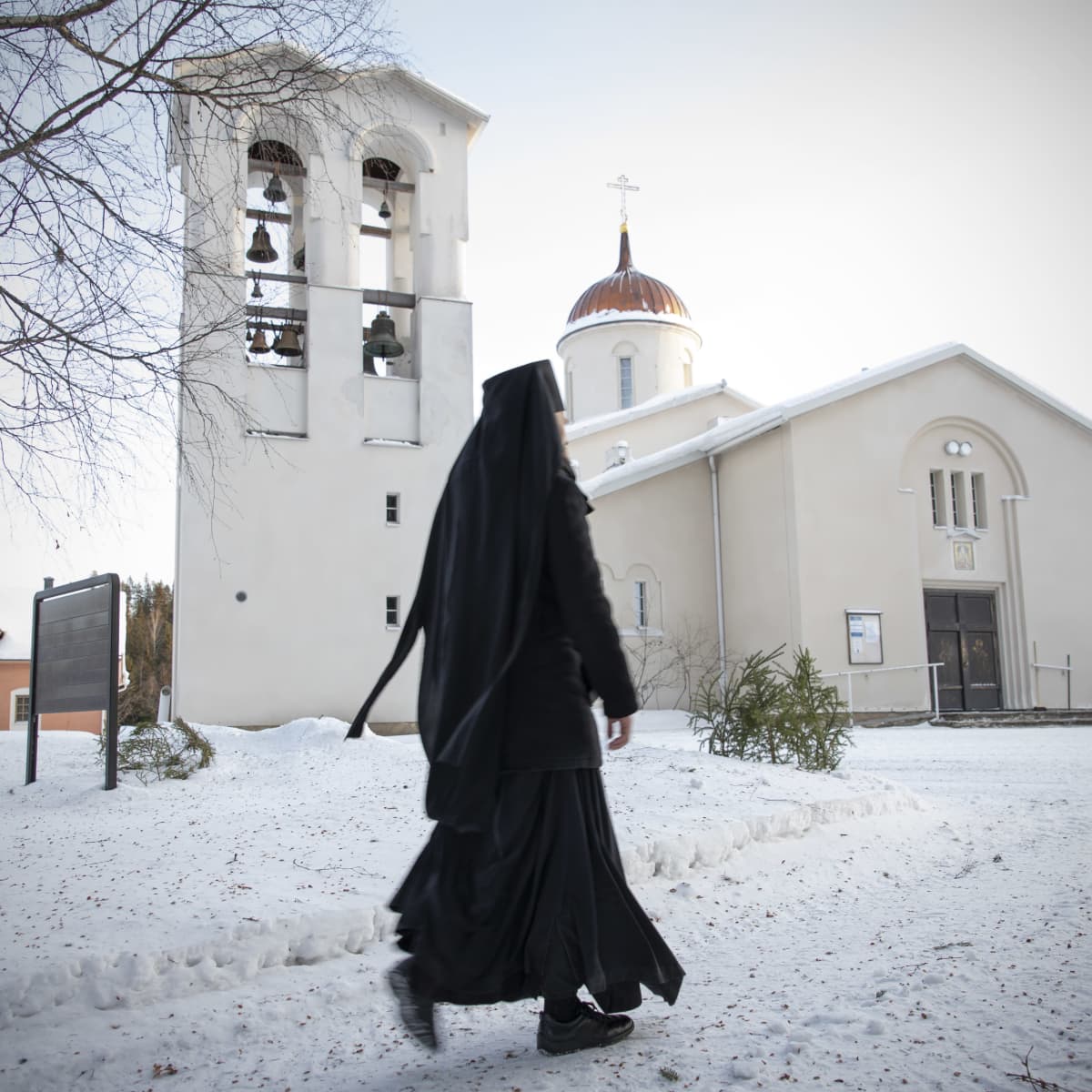 Arkkimandriitta Mikael kävelee kohti kirkkoa.