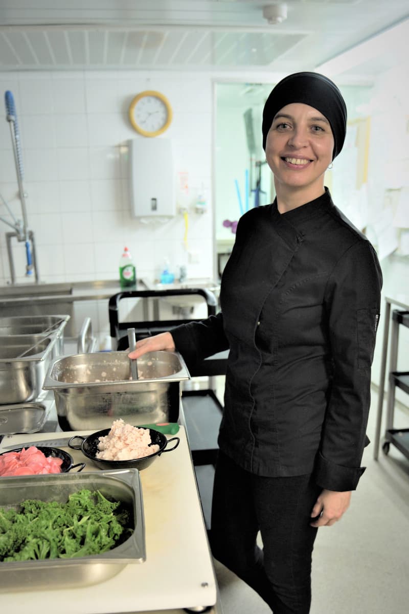 Irina Savasko työpisteellään keittiössä.