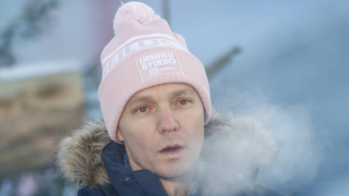 Petter Kukkonen puhaltaa kylmää ilmaa.