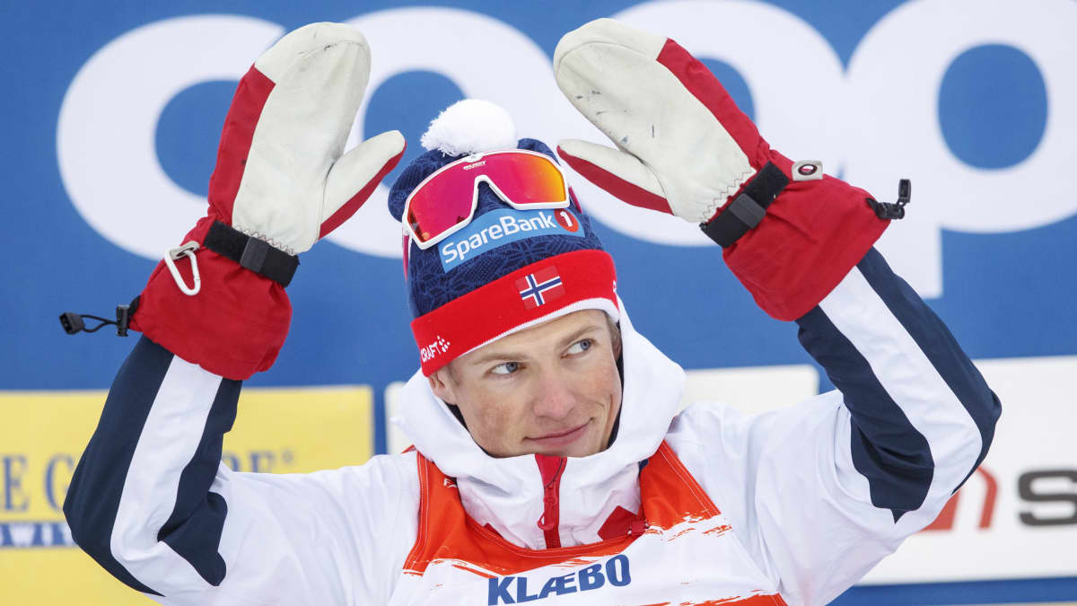 Johannes Hösflot Kläbo vilkuttaa Lahden yleisölle. 
