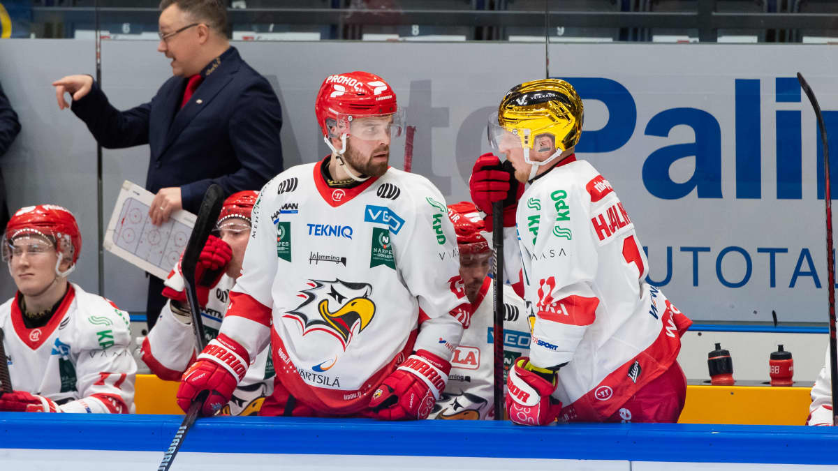 Vaasan Sportin hyökkääjä Axel Holmström ja kultakypärä, hyökkääjä Simon Hjalmarsson seisovat vaihtoaitiossa.