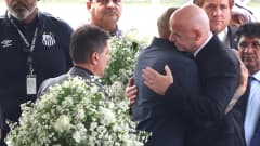 Fifan puheenjohtaja Gianni Infantino Pelén hautajaisissa.