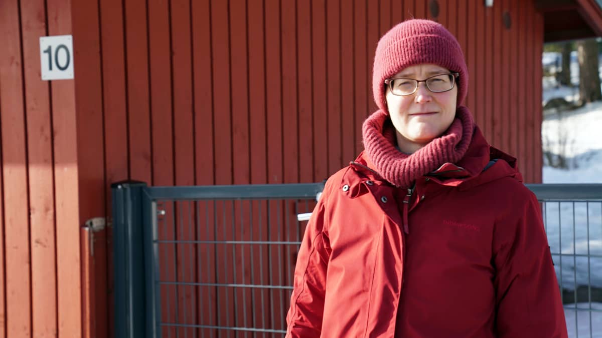 Nainen kävelyllä lasten kanssa.