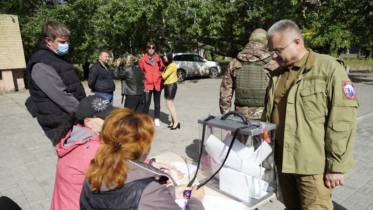 Sotilaat vartioivat äänestyspaikkaa miehitetyssä Mariupolissa.