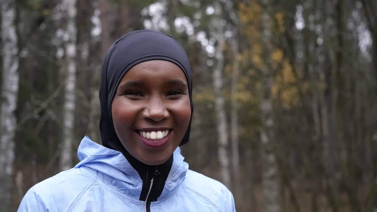 Hijab-huivia käyttävä Naiimo Bulhan katsoo kameraan ja nauraa.