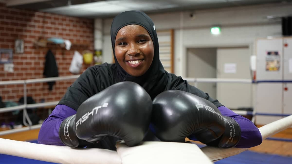 Hijab-huivia käyttävä Naiimo Bulhan pitää nyrkkeilyhanskoja kädessään.