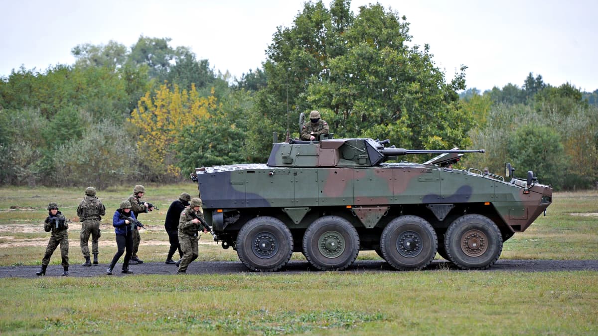 Puolalaisten puolustusjärjestöjen jäsenten sotilaskoulutusta lokakuussa 2016. Kuvassa harjoitukseen osallistuneet ovat ryhmittyneet Rosomak-ajoneuvon taakse.